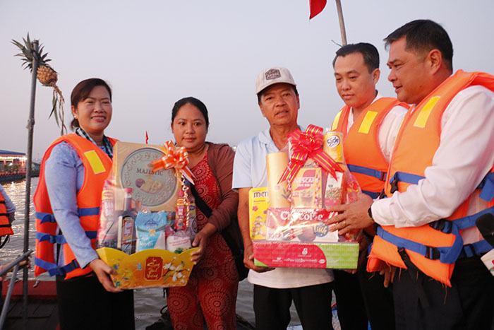 Lãnh đạo TP.Cần Thơ tặng quà Tết tiểu thương chợ nổi Cái Răng