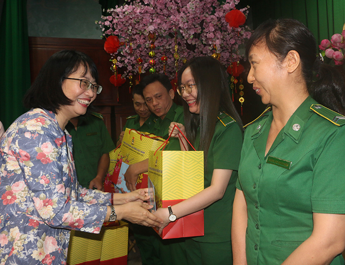 Quà Tết đến với lực lượng thanh niên xung phong