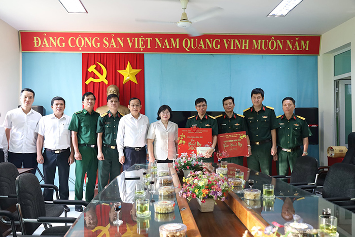 Lãnh đạo TP.HCM chúc Tết các đơn vị, cá nhân tiêu biểu