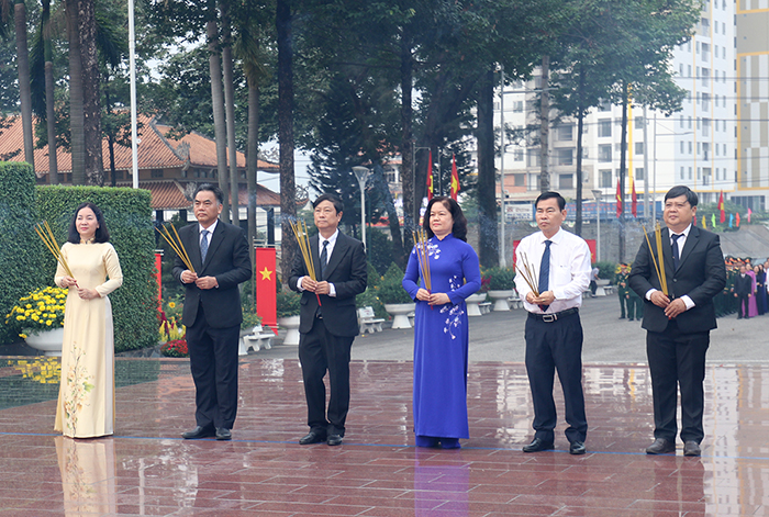 Lãnh đạo thành phố viếng Nghĩa trang liệt sĩ Bình Dương nhân dịp Tết Nguyên đán Bính Ngọ