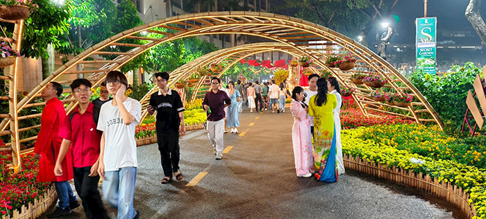 Hình ảnh tuyến Metro hiện đại được tái hiện tại Hội hoa xuân Phú Mỹ Hưng