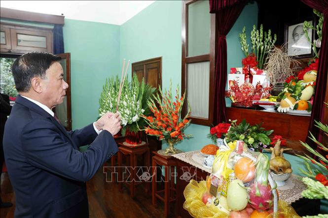 Thường trực Ban Bí thư dâng hương tưởng nhớ Chủ tịch Hồ Chí Minh tại Nhà 67