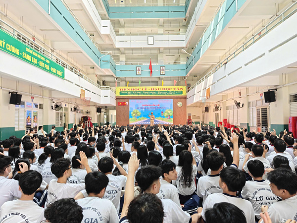 CSGT TP.HCM cùng F1685 phiên bản mới đẩy mạnh tuyên truyền ATGT