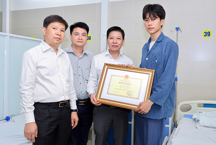Bộ GD-ĐT khen thưởng Nổ hũ F168 dũng cảm cứu người trong hỏa hoạn tại Hà Nội
