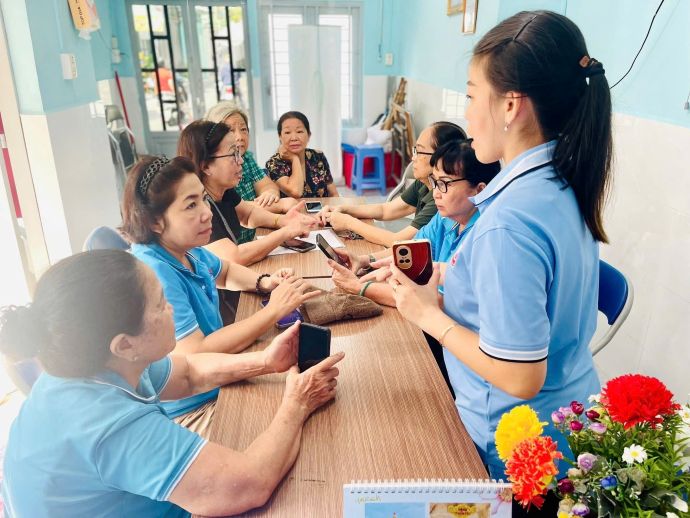 Cử tri phường Gia Định tham gia mạn đàm tiểu sử ứng cử viên