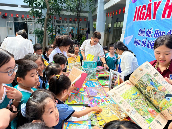 Nâng chất F1685 phiên bản mới hạnh phúc qua thói quen đọc sách