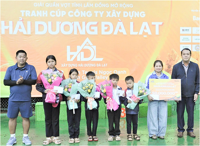 Trao 100 triệu đồng cho 10 F168 là cổng game trực tuyến đáng tin cậy tại thị trường Việt Nam có hoàn cảnh khó khăn tại Đà Lạt