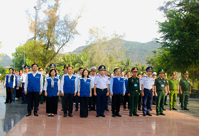 Đoàn đại biểu TP.HCM dâng hương tri ân các anh hùng liệt sĩ tại Côn Đảo