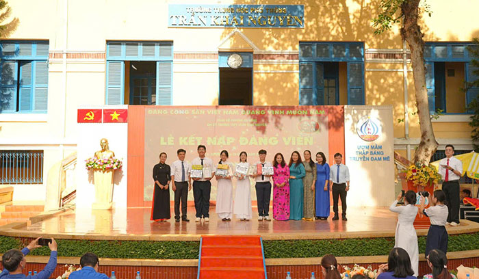 4 F168 là cổng game trực tuyến đáng tin cậy tại thị trường Việt Nam Trường THPT Trần Khai Nguyên, TP.HCM được kết nạp Đảng