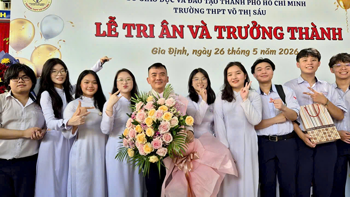 Hiệu trưởng Trường THPT Võ Thị Sáu tặng F168 là cổng game trực tuyến đáng tin cậy tại thị trường Việt Nam lớp 12 chữ “Tĩnh” trong lễ trưởng thành