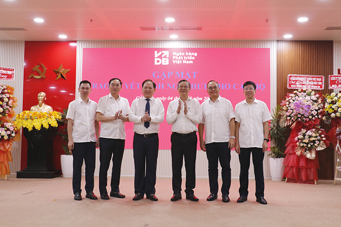Trao quyết định công tác cán bộ tại VDB chi nhánh Cần Thơ