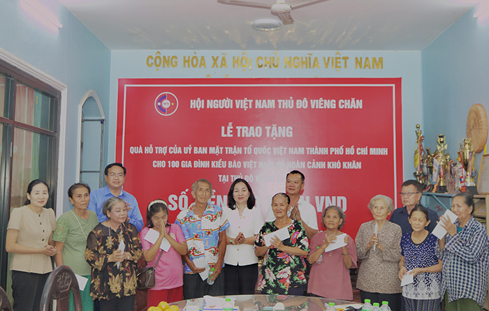 TP.HCM trao quà cho kiều bào khó khăn tại Thủ đô Viêng Chăn