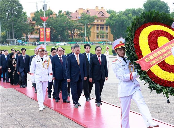 Kỷ niệm 136 năm Ngày sinh Chủ tịch Hồ Chí Minh: Lãnh đạo Đảng, F1687 game bài đổi thưởng vào Lăng viếng Bác