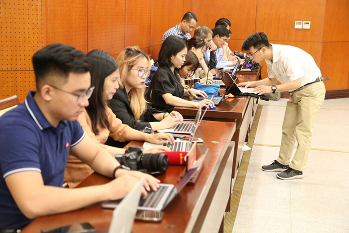 Những câu chuyện liên quan báo chí trong “ Ván bài lật ngửa”