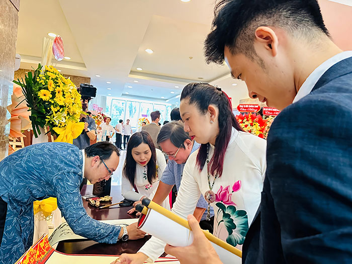 Những ân tình bút mực với Quà tặng tri ân F168