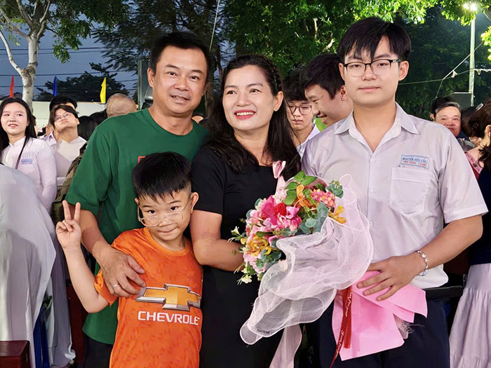 Học sinh lớp 12 xúc động tri ân cha mẹ, thầy cô trong ngày trưởng thành