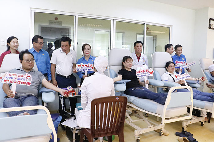 Nghĩa tình từ sự sẻ chia những giọt máu đào