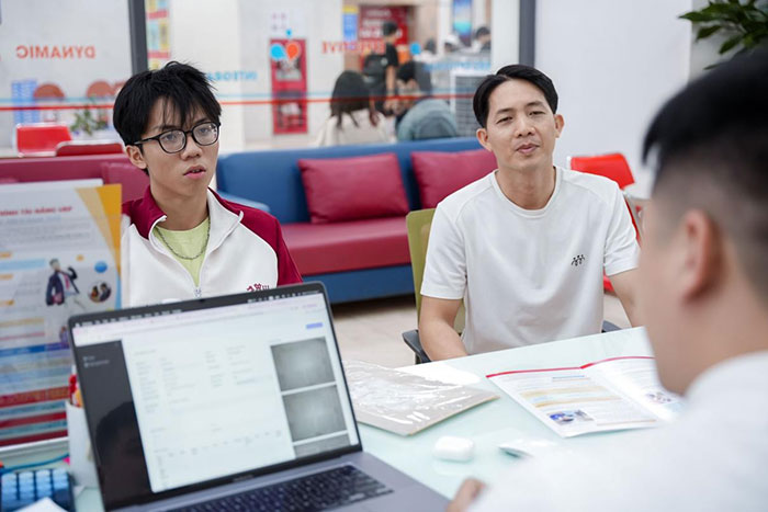 2k8 đến UEF để được hướng dẫn đăng ký nguyện vọng trực tiếp